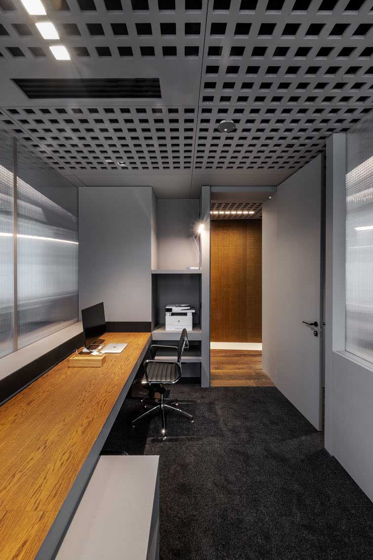 The wood of the desks matches the panels in Meteor Grey perfectly.